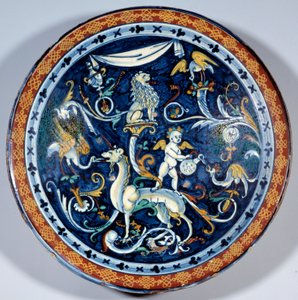 Coppa di maiolica di Cafaggiolo decorata con animali fantastici da Italian School