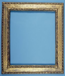 Cornice intagliata e dorata con un design floreale a gradini da Italian School