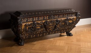 Cassone (noce intagliato e dorato)
