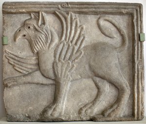 Grifone (o grifo). Bassorilievo scolpito, marmo, Venezia (Italia) XII secolo. Galleria Nazionale, Palazzo Sternberg, Praga (Repubblica Ceca). da Italian School