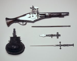 Gruppo di armi: pistola a ruota, chiave di carica, fiaschetta da polvere e stiletto da Italian School