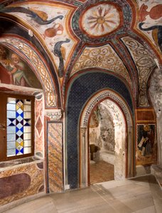 Vista interna della cappella di San Gregorio decorata con affreschi di influenze bizantine realizzati dalla scuola romana dei primi del XIII secolo. Monastero di San Benedetto (Sacro Speco), Subiaco (Roma), Italia