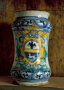 Vaso da farmacia in maiolica da Italian School