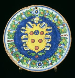 Piatto in maiolica con stemma dei Medici e bordo di foglie e frutta, italiano, XVI secolo da Italian School