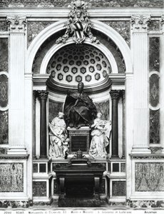 Monumento a Papa Clemente XII (1652-1740) con urna e colonne di porfido dal Pantheon, tra Temperanza (sinistra) e Prudenza (destra) nella Cappella Corsini da Italian School