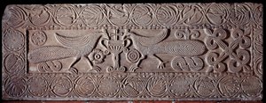 Parapetto di pietra coperto di bassorilievi che rappresentano pavoni, dal sarcofago di Teodote, VIII secolo