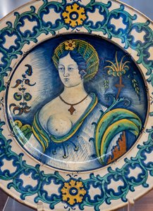 Piatto decorato con busto di una bella donna, con motivo di corona di spine, prima metà del XVI secolo da Italian School