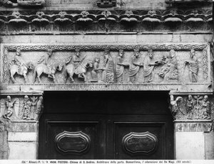 Architrave del portale raffigurante 