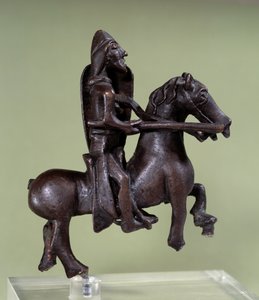 Arte romanica: statuetta di cavaliere in bronzo con armatura. Scultura in bronzo della scuola italiana. XI o XII secolo. Parigi, Museo del Louvre