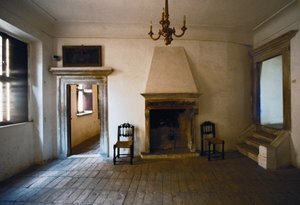 Stanza con camino nella casa natale di Raffaello