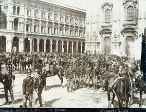 Soldati, sotto il comando del generale Bava Beccaris, davanti al Duomo, durante i disordini di Milano, 6-9 maggio 1898