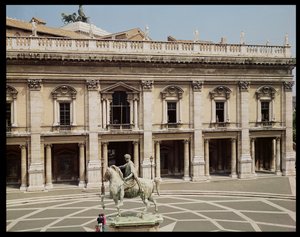 Veduta del Palazzo Nuovo e della statua equestre di Marco Aurelio (121-180 d.C.)