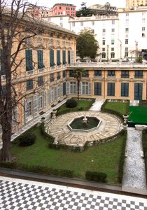 Vista del cortile del Palazzo Bianco (o Palazzo di Luca Grimaldi) costruito tra il 1530 e il 1540 a Genova, Italia da Italian School
