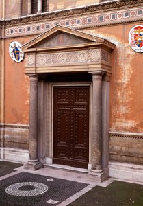 Vista del portico con un fregio di marmo che mostra (da sinistra a destra) Pastore (il primo proprietario della chiesa), Pudenziana, Prassede e il loro padre Pudente, al centro l