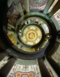 Veduta della scala a chiocciola in pietra che guarda verso il soffitto, progettata da Jacopo Vignola (1505-73) e dai suoi successori, 1557-83 da Italian School