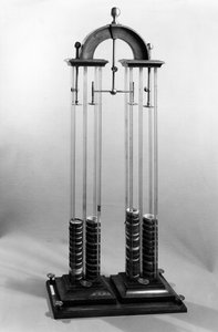 Pila voltaica (batteria) realizzata per il fisico Jacques Alexandre Charles (1746-1823) da Alessandro Volta (1745-1827) 1800 da Italian School