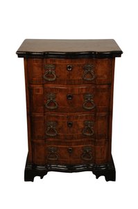 Cassettone in noce, c.1730 da Italian School