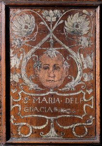 Piatto di legno decorato con un volto e l