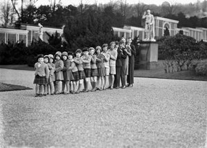 Gruppo familiare Cavendish di 16 nipoti nei giardini di Chatsworth, Derbyshire, 1930
