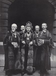 Giorno delle elezioni alla Girdlers Hall, incoronazione del Maestro da J. Benjamin Stone