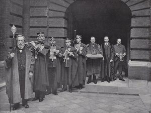 Giorno delle elezioni alla Girdlers Hall, la processione della corona da J. Benjamin Stone