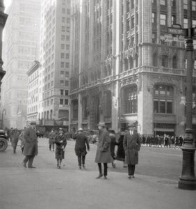 Lower Broadway, New York City, USA, XX secolo da J. Dearden Holmes