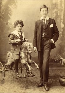 Bambino sul suo cavallo montato come un triciclo, con il fratello maggiore accanto, 1880s da J. H. Killick