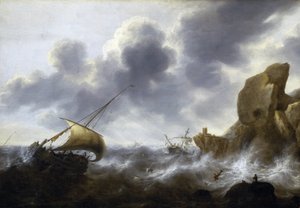 Barca da pesca catturata in una tempesta vicino a una costa rocciosa, con un naufragio