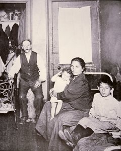 Famiglia di immigrati, Lower East Side, New York City, c.1910 da Jacob August Riis