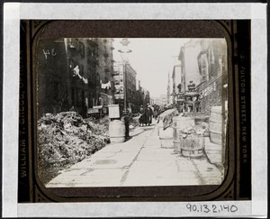 Pulizia di Tammany Street prima del giorno di Waring, davanti a 9 Varick Place, c.1890