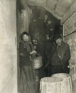 In attesa di essere ammessi alla stazione di Mulberry Street da Jacob August Riis