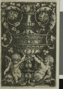 Ornamento con vaso e due geni ai piedi