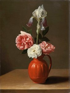 Un iris e tre rose in un vaso di terracotta