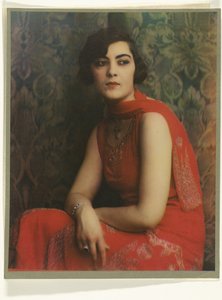 Ritratto di una donna in un vestito rosso da Jacob Merkelbach