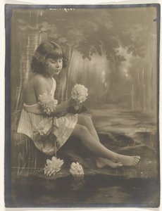 Ritratto di una ragazza a piedi nudi con un mazzo di fiori in mano da Jacob Merkelbach