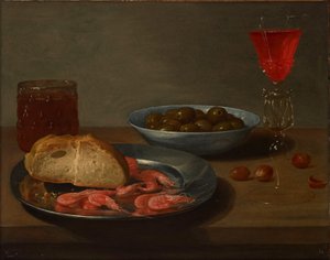 Un piatto con gamberi e un involtino, una ciotola con olive, una façon de Venise, un bicchiere di birra e mandorle su un tavolo da Jacob Van Es