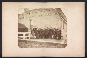 Foto di gruppo degli operai, 1867-1869 da Jacobus van Gorkom jr.
