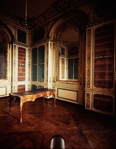 La Biblioteca di Luigi XV con pannelli bianchi e dorati di Jacques Verberckt da Jacques Ange Gabriel