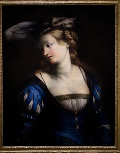 Giovane donna in camicetta blu