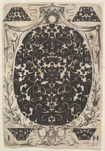 Pendente ovale decorato con Schweifwerk, circondato da motivi più piccoli e coronato da Jacques Hurtu