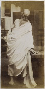 Studio di un modello maschile, un vecchio con barba e drappeggiato in un panno bianco, nell