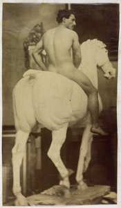 Studio di un modello maschile nudo, seduto su un cavallo di gesso, nell