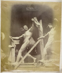 Studio di un modello maschile nudo con la mano in una struttura, visto di lato e accanto a un modello in gesso nella stessa posa, nell