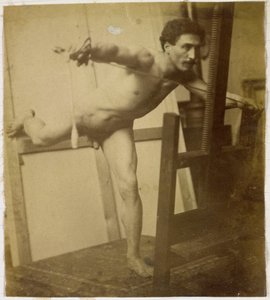 Studio di un modello maschile nudo, inclinato in avanti con la gamba destra indietro, nell