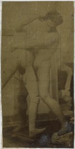 Studio di un modello maschile nudo, in piedi e lottando con un manichino, nell