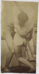 Studio di un modello maschile nudo, in piedi e lottando con un manichino, nell