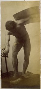 Studio di un modello maschile nudo, in piedi piegato con spada e scudo in mano, nell