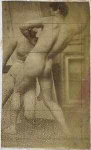 Studio di un modello maschile nudo, visto di schiena e lottando con un manichino, nell