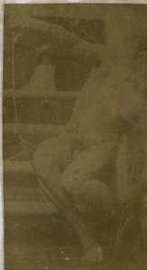 Studio di un modello maschile nudo, seduto su un gradino, visto di fronte con corda e arco in grembo, nell