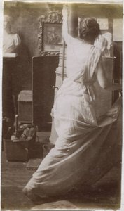 Studio di un modello femminile in drappeggio, visto di schiena, nell
